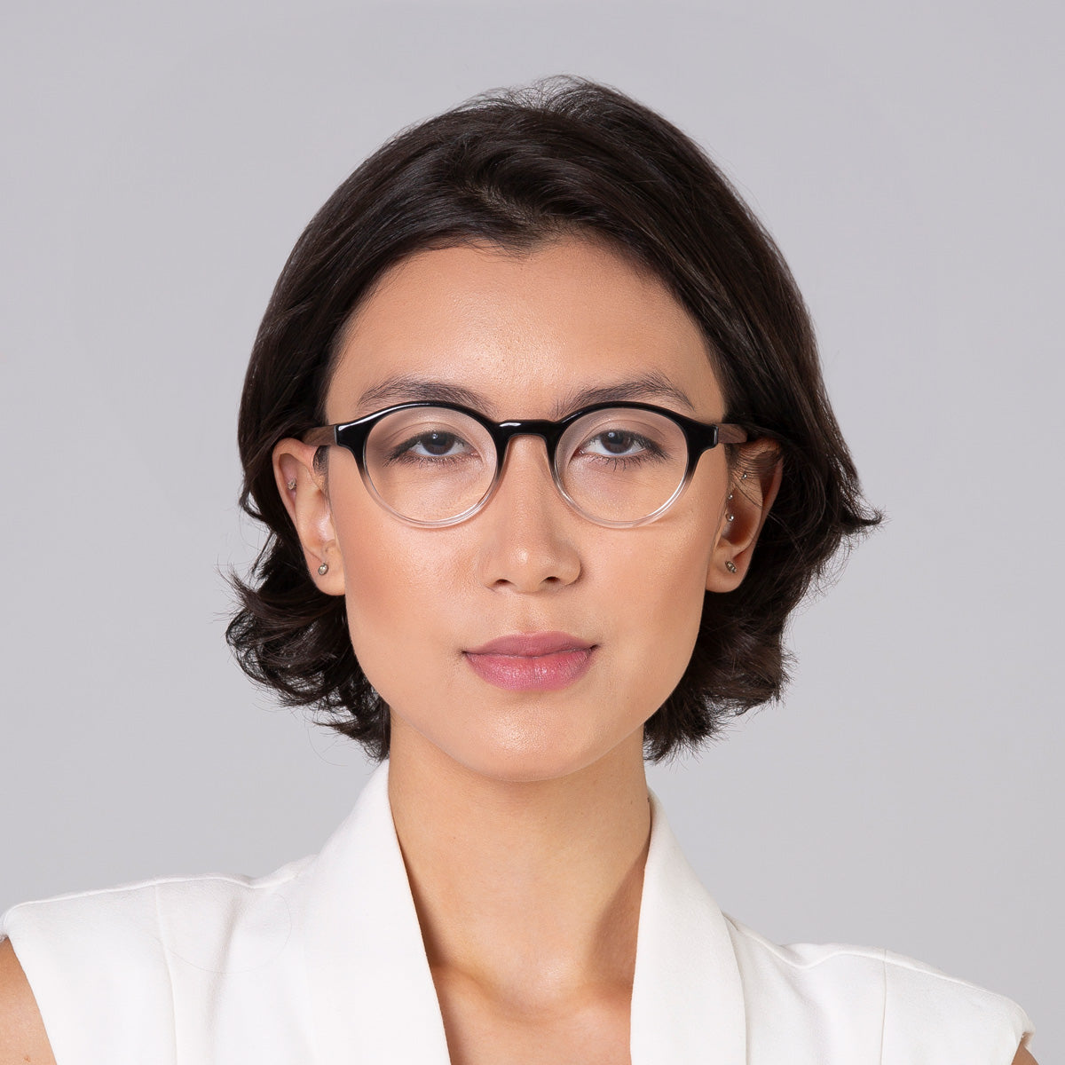 Armação Nino Black Degrade em modelo com rosto médio.