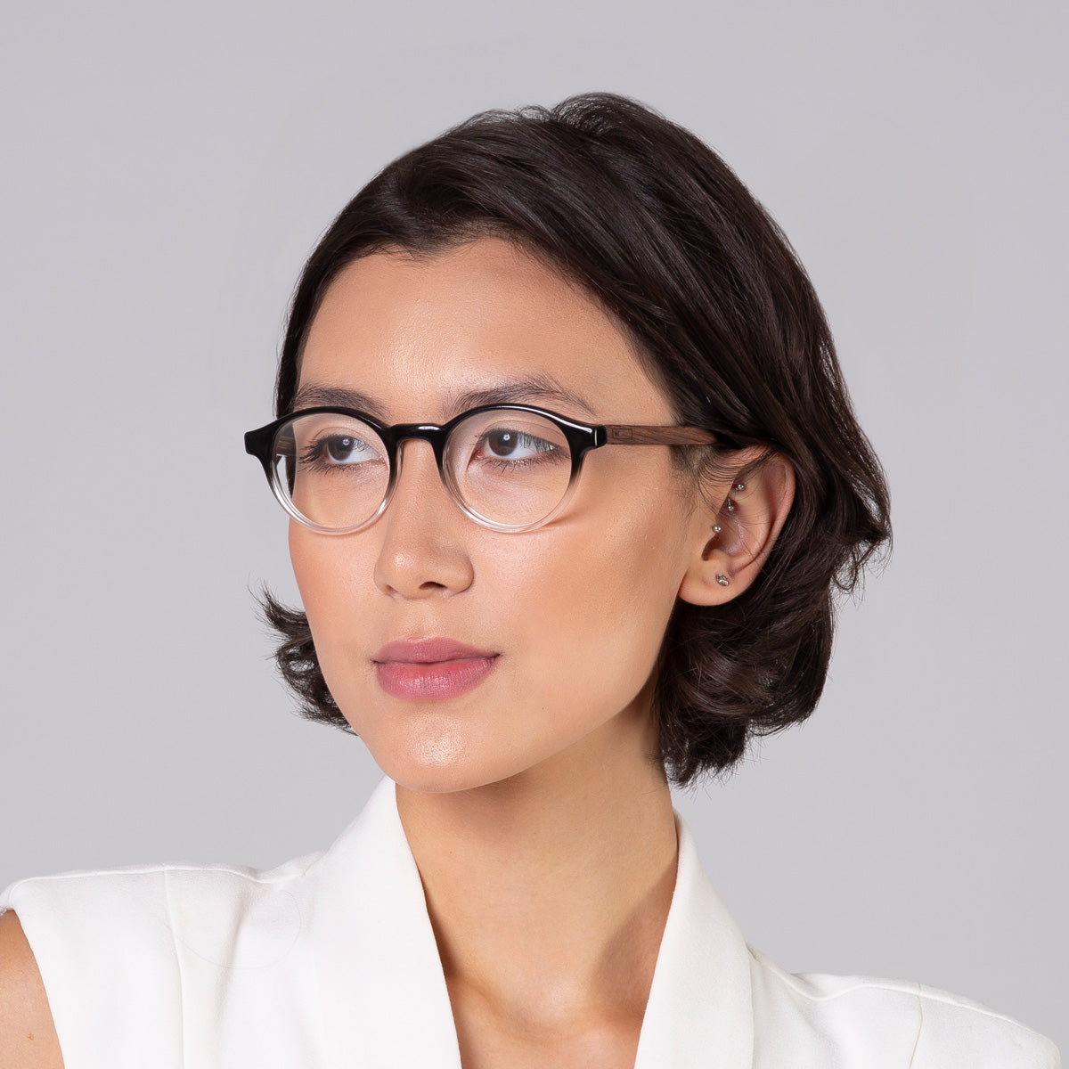 Armação Nino Black Degrade em modelo com rosto médio.