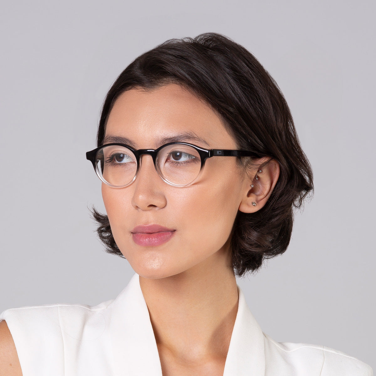 Armação Nino Black Degrade em modelo com rosto médio.