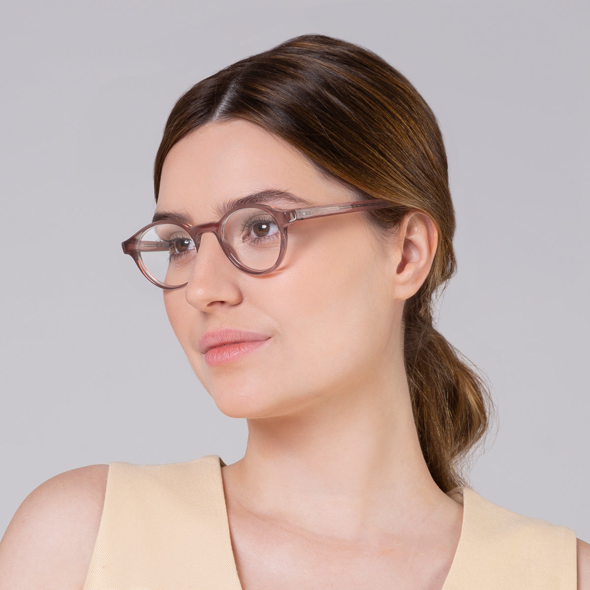 Armação Nino Rose em modelo com rosto grande.