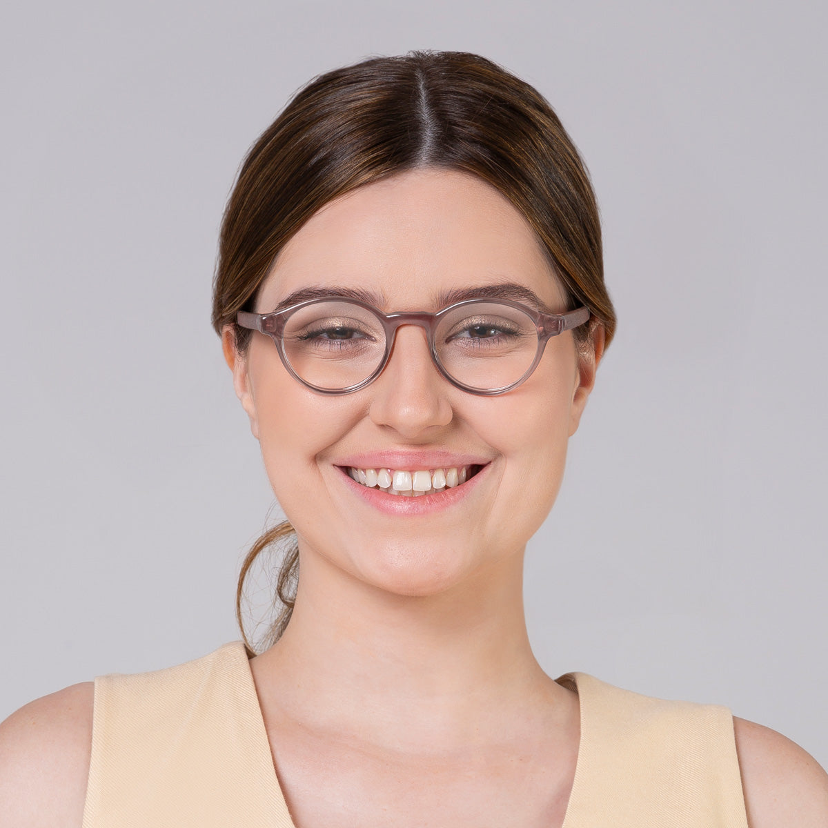 Armação Nino Rose em modelo com rosto grande.