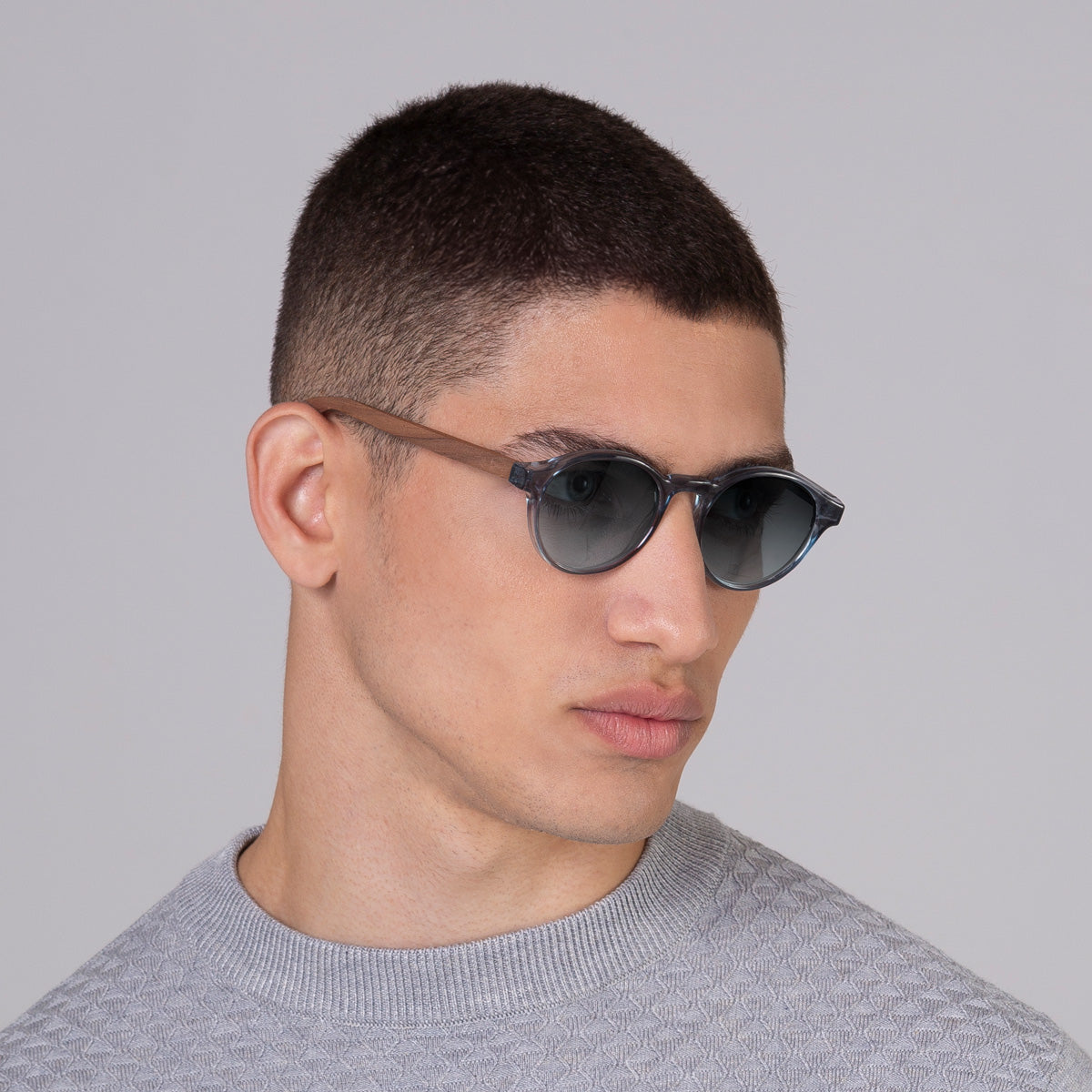 Óculos Nino Sky em modelo com rosto médio.