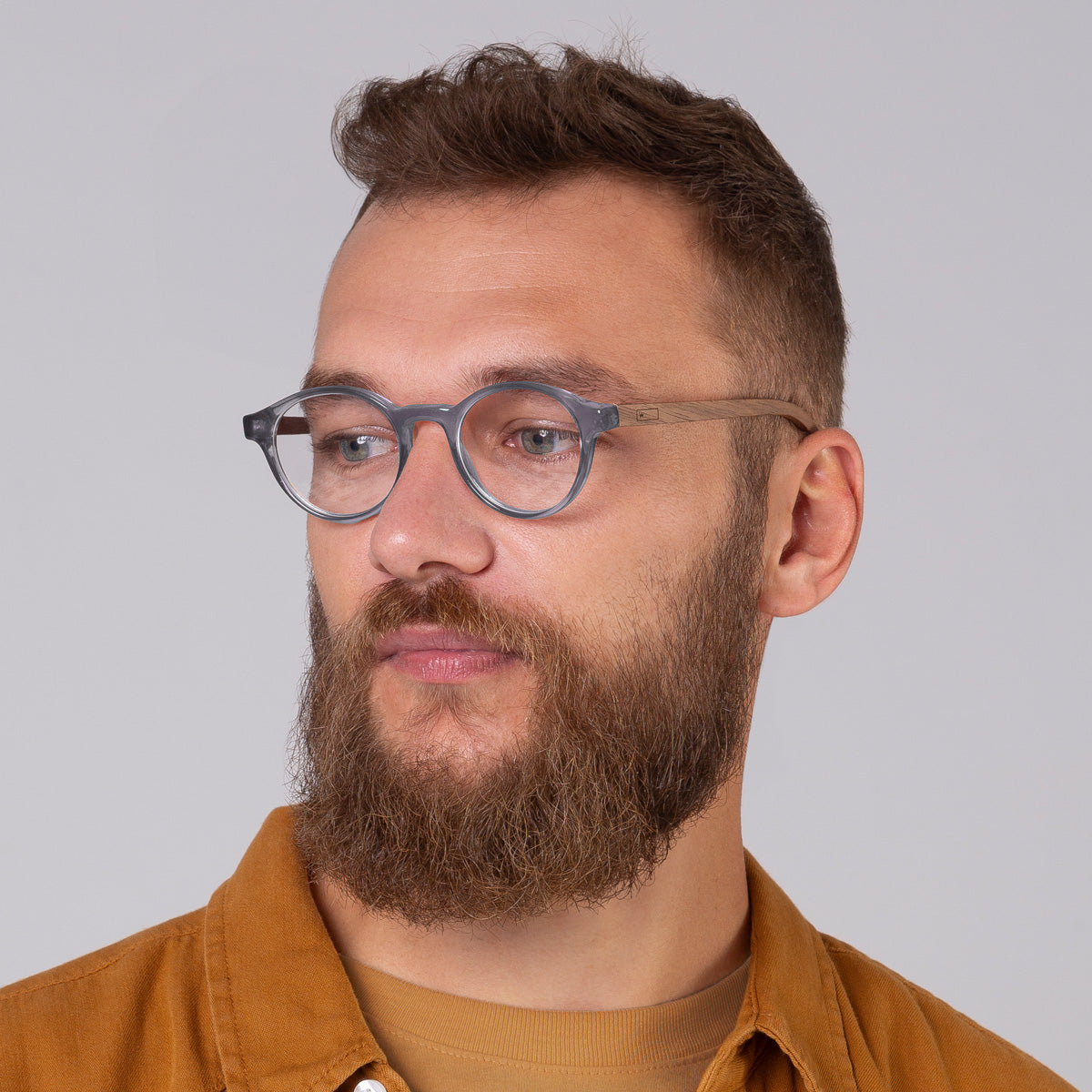 Armação Nino Sky em modelo com rosto grande.