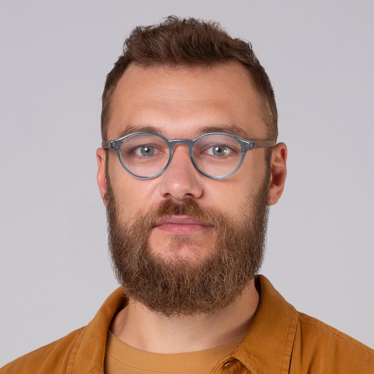 Armação Nino Sky em modelo com rosto grande.