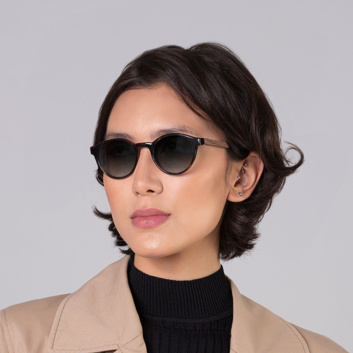 Óculos Nino Tortoise em modelo com rosto médio.