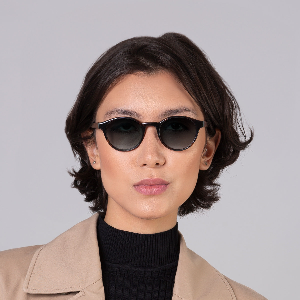 Óculos Nino Tortoise em modelo com rosto médio.