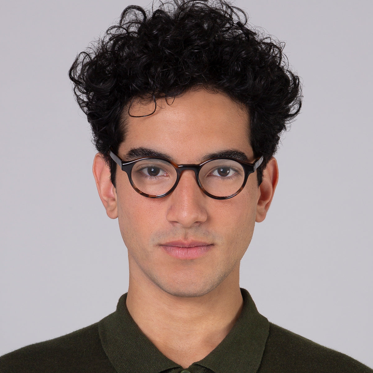 Armação Nino Tortoise em modelo com rosto grande.