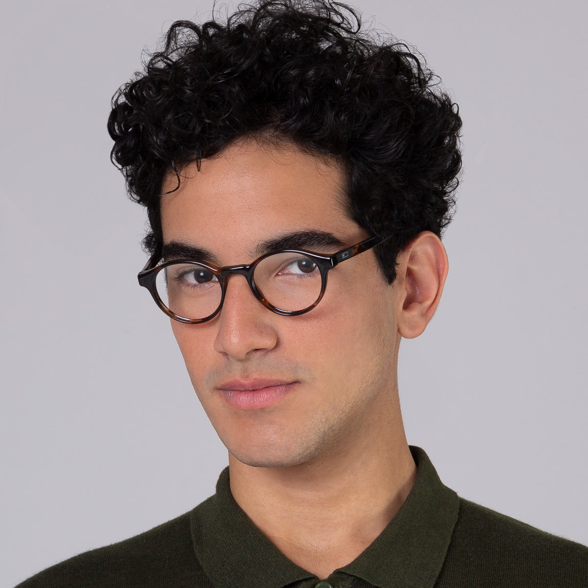 Armação Nino Tortoise em modelo com rosto grande.