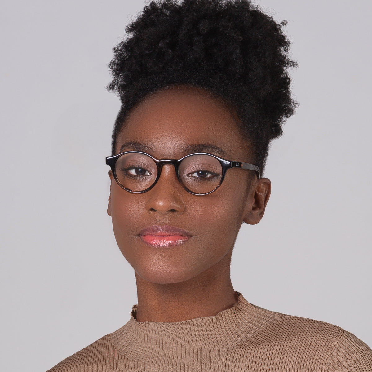 Armação Nino Tortoise em modelo com rosto pequeno.