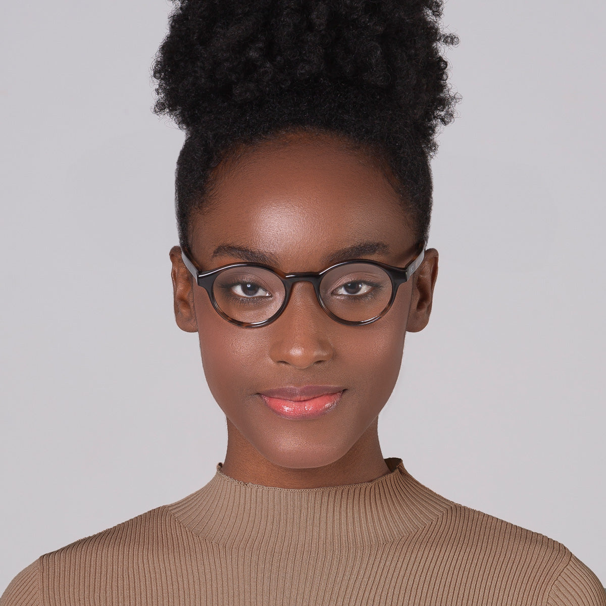 Armação Nino Tortoise em modelo com rosto pequeno.