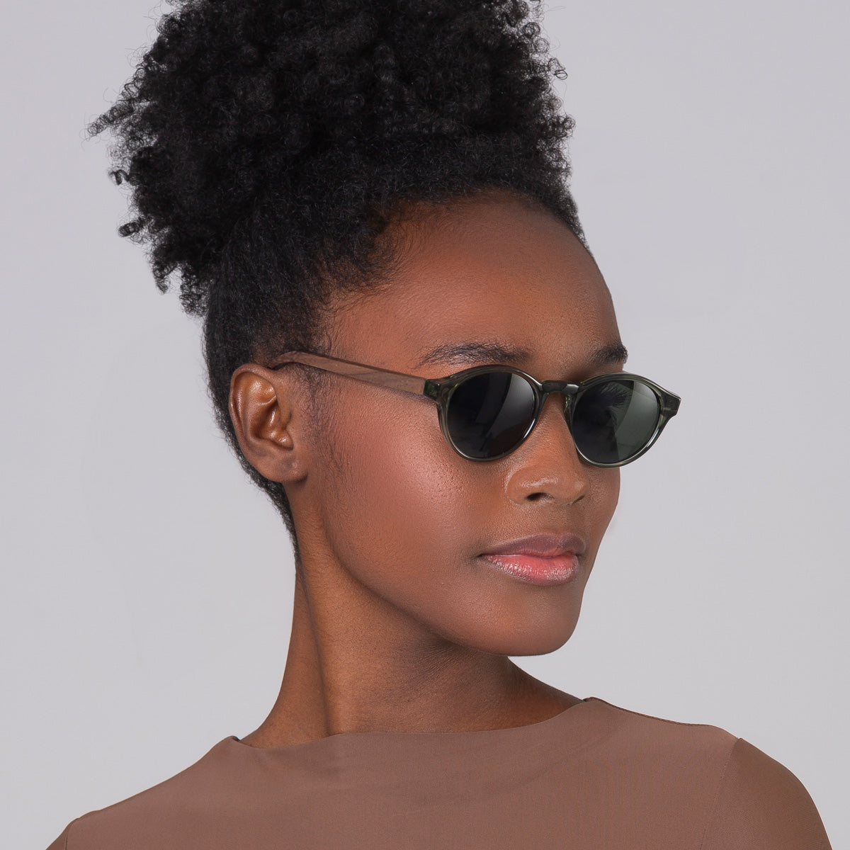 Óculos Nino Green em modelo com rosto pequeno.