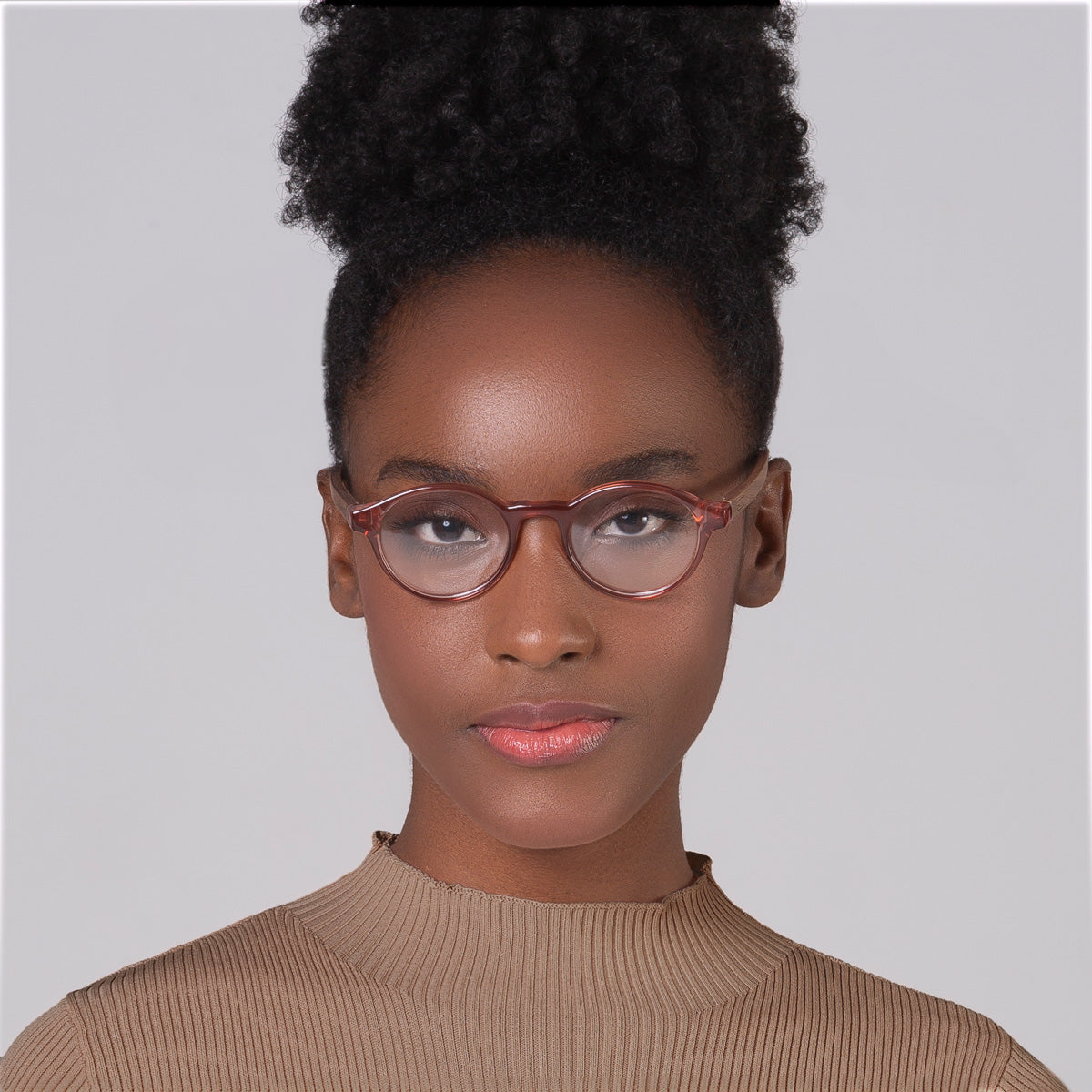 Armação Nino Rose em modelo com rosto pequeno.
