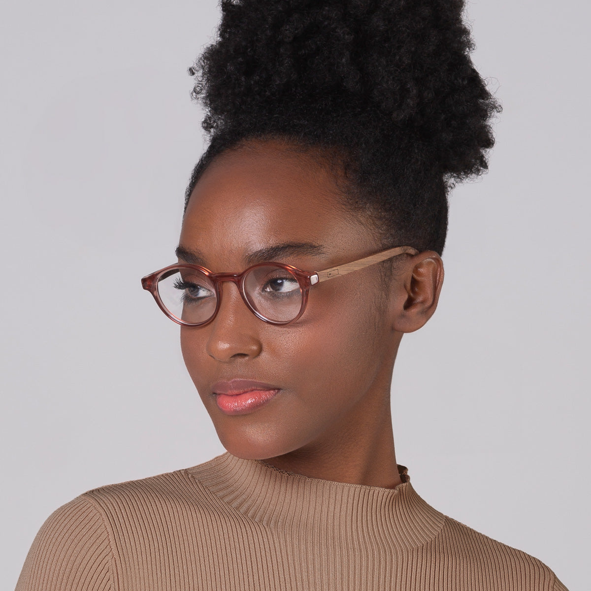 Armação Nino Rose em modelo com rosto pequeno.