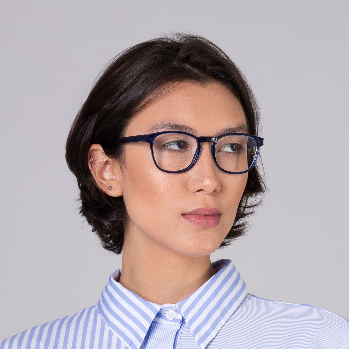 Modelo com rosto tamanho médio usa armação Olli Blue