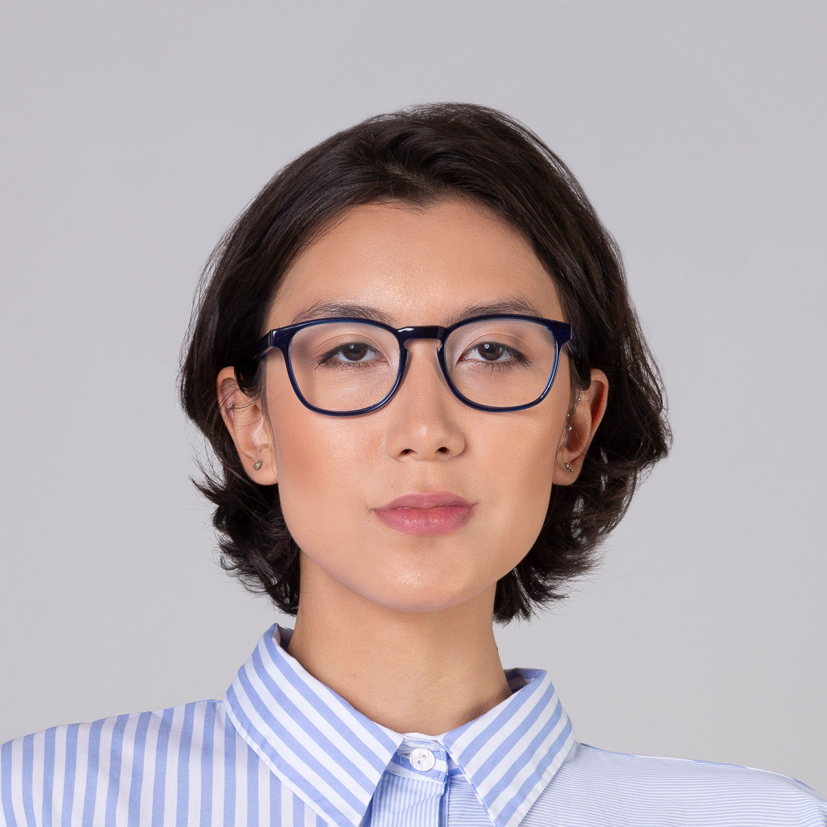 Modelo com rosto tamanho médio usa armação Olli Blue