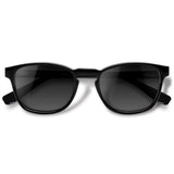 Olli Black com lente de sol cinza