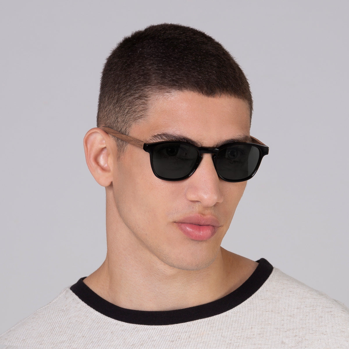 Modelo com rosto tamanho médio usa óculos Olli Black