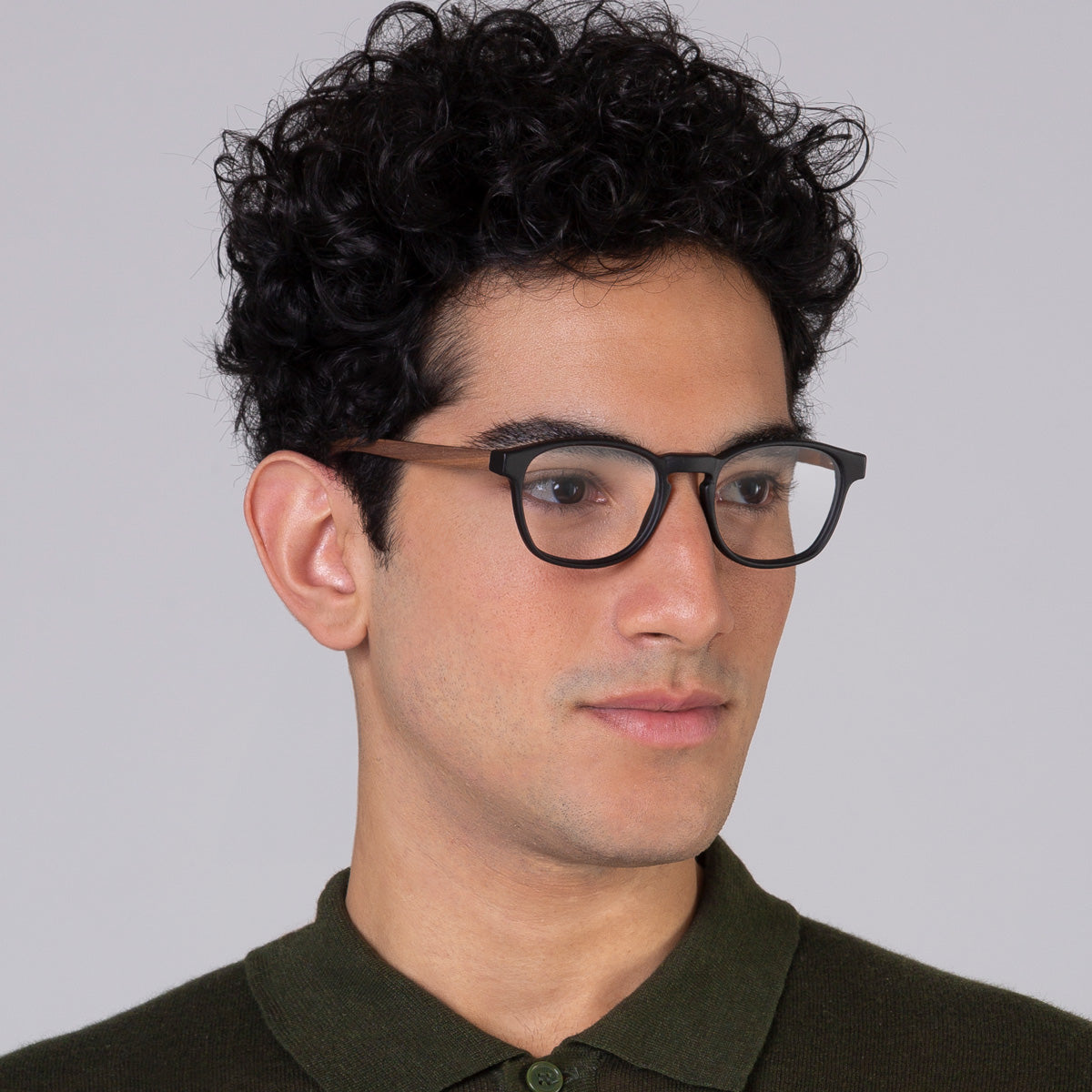 Modelo com rosto tamanho grande usa armação Olli Black fosco