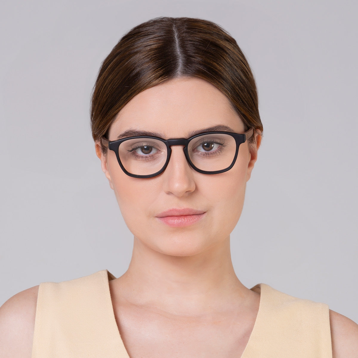 Modelo com rosto tamanho grande usa armação Olli Black fosco