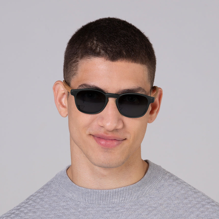 Modelo com rosto tamanho médio usa óculos Olli Black Label