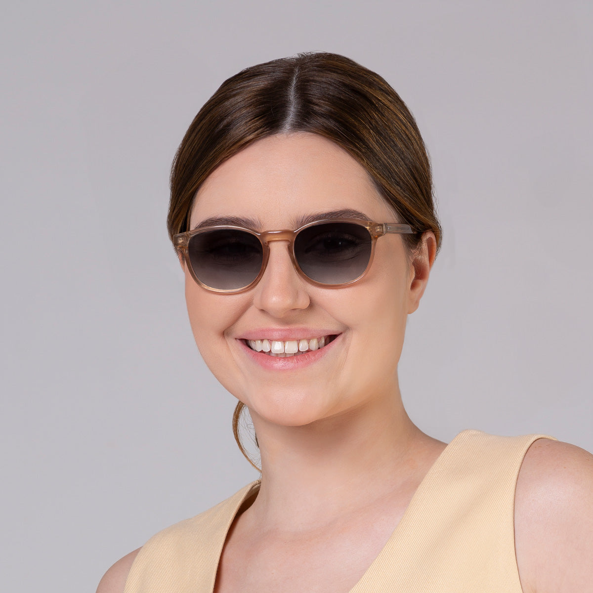 Óculos Olli Rose em modelo com rosto grande.