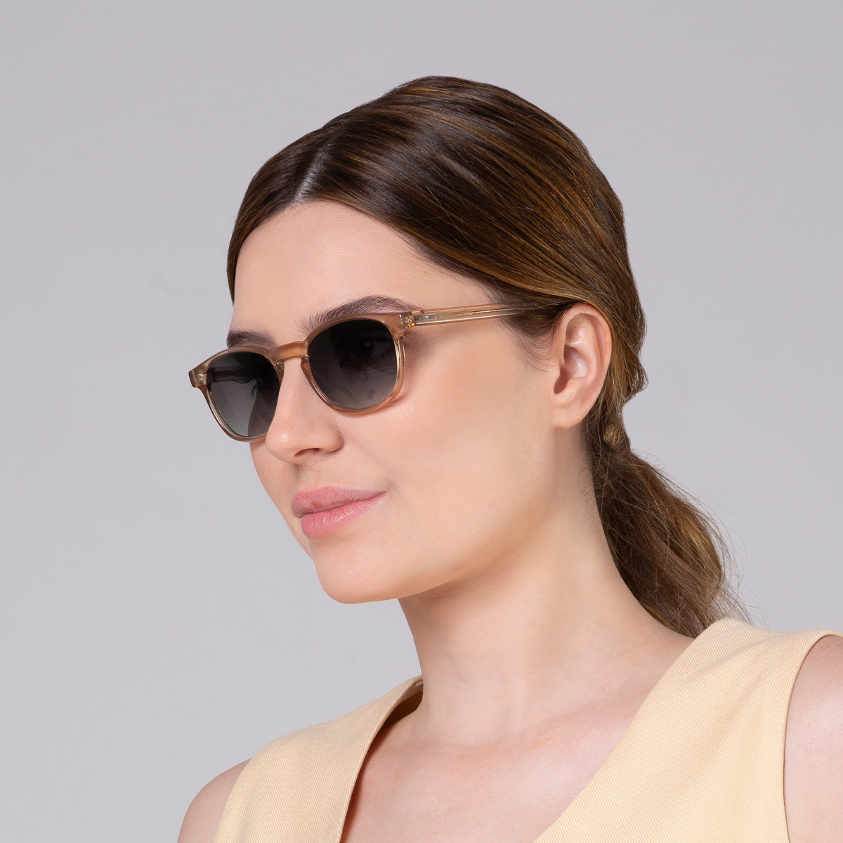 Óculos Olli Rose em modelo com rosto grande.