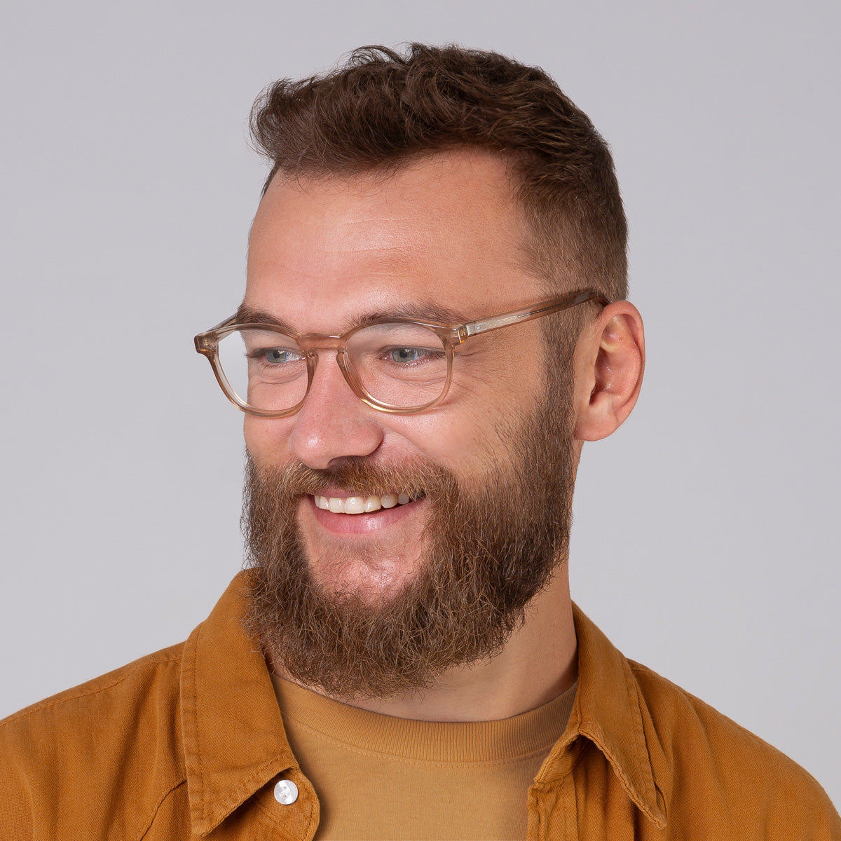 Modelo com rosto tamanho grande usa armação Olli Champanhe