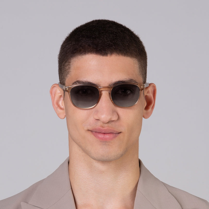 Modelo com rosto tamanho médio usa óculos Olli Champanhe