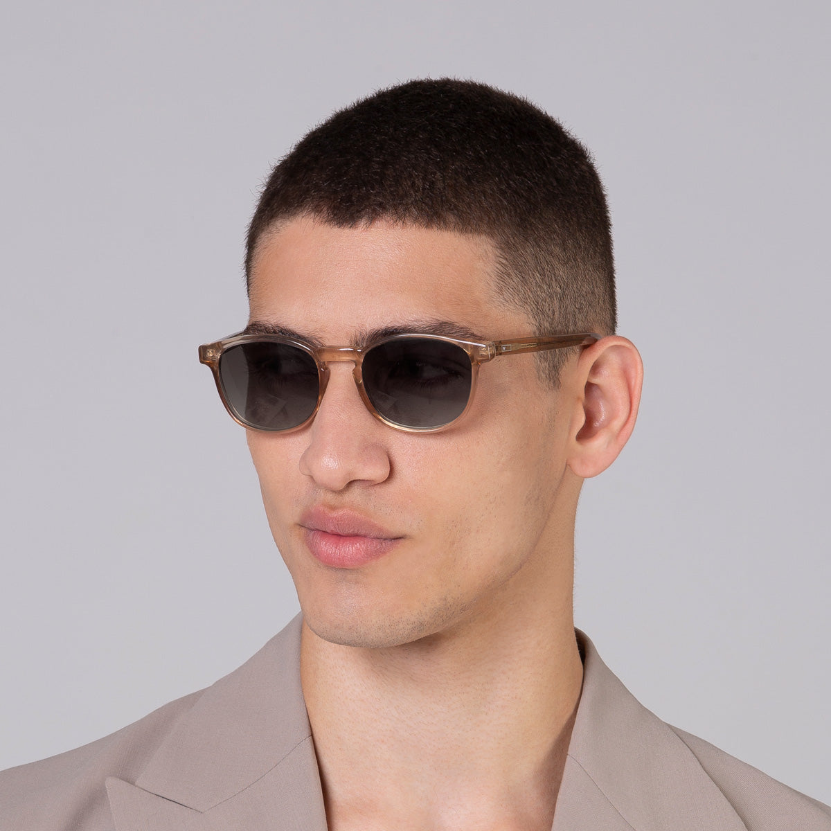 Modelo com rosto tamanho médio usa óculos Olli Champanhe