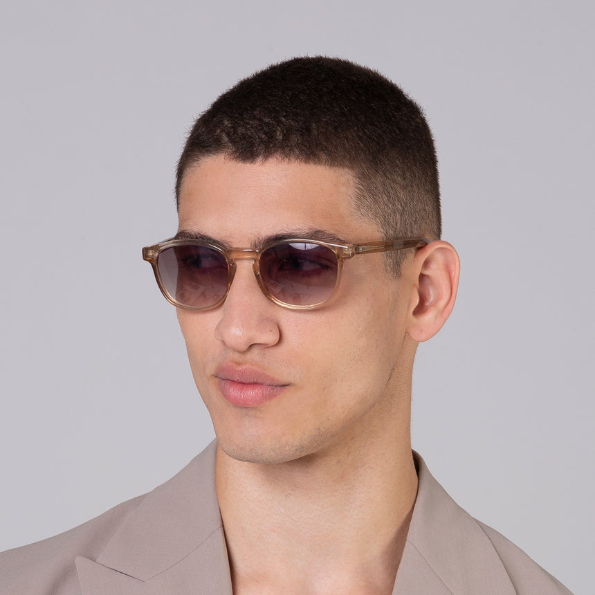 Modelo com rosto tamanho médio usa óculos Olli Champanhe
