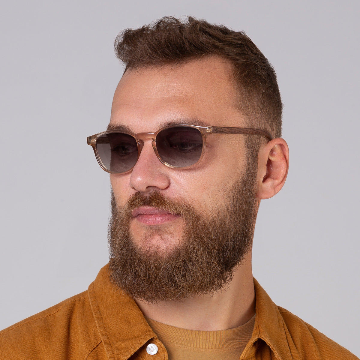 Modelo com rosto tamanho grande usa óculos Olli Champanhe