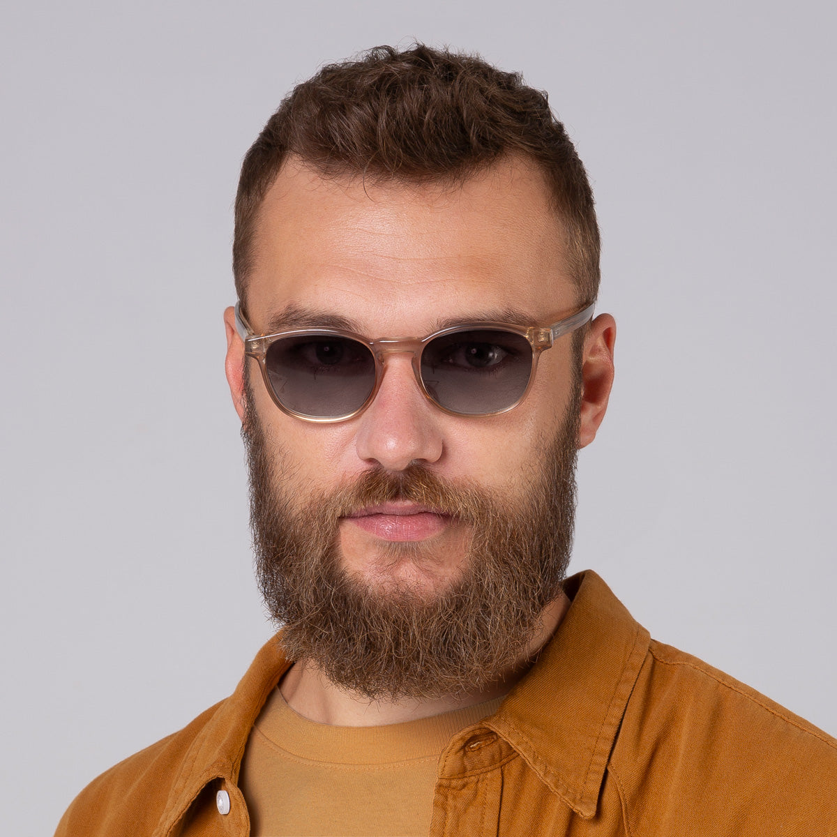 Modelo com rosto tamanho grande usa óculos Olli Champanhe