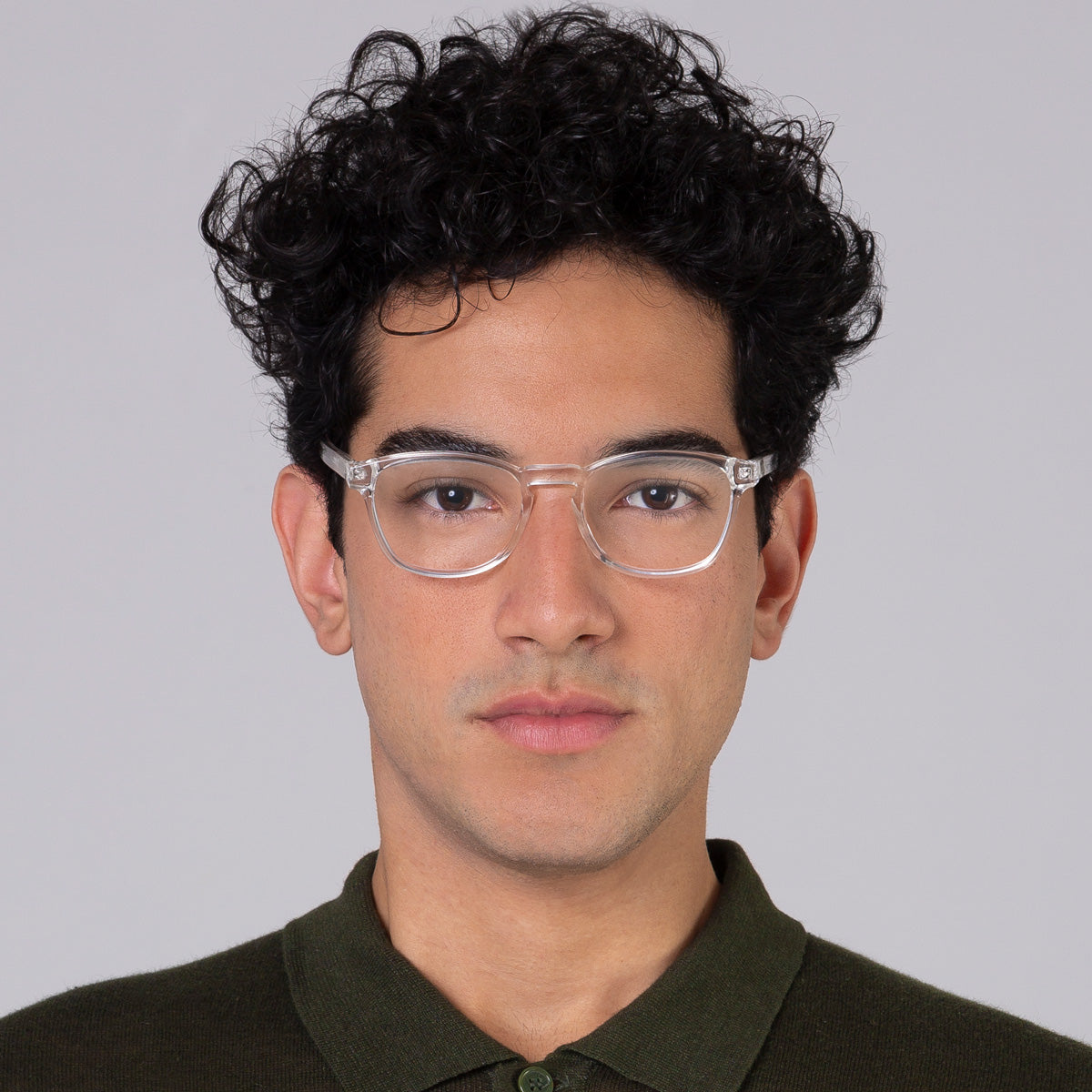 Modelo com rosto tamanho grande usa armação Olli Cristal