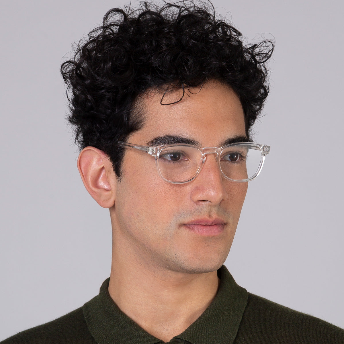 Modelo com rosto tamanho grande usa armação Olli Cristal