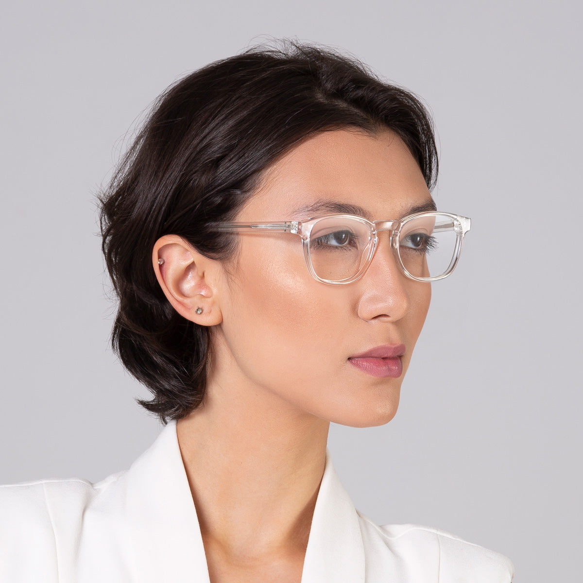 Modelo com rosto tamanho médio usa armação Olli Cristal
