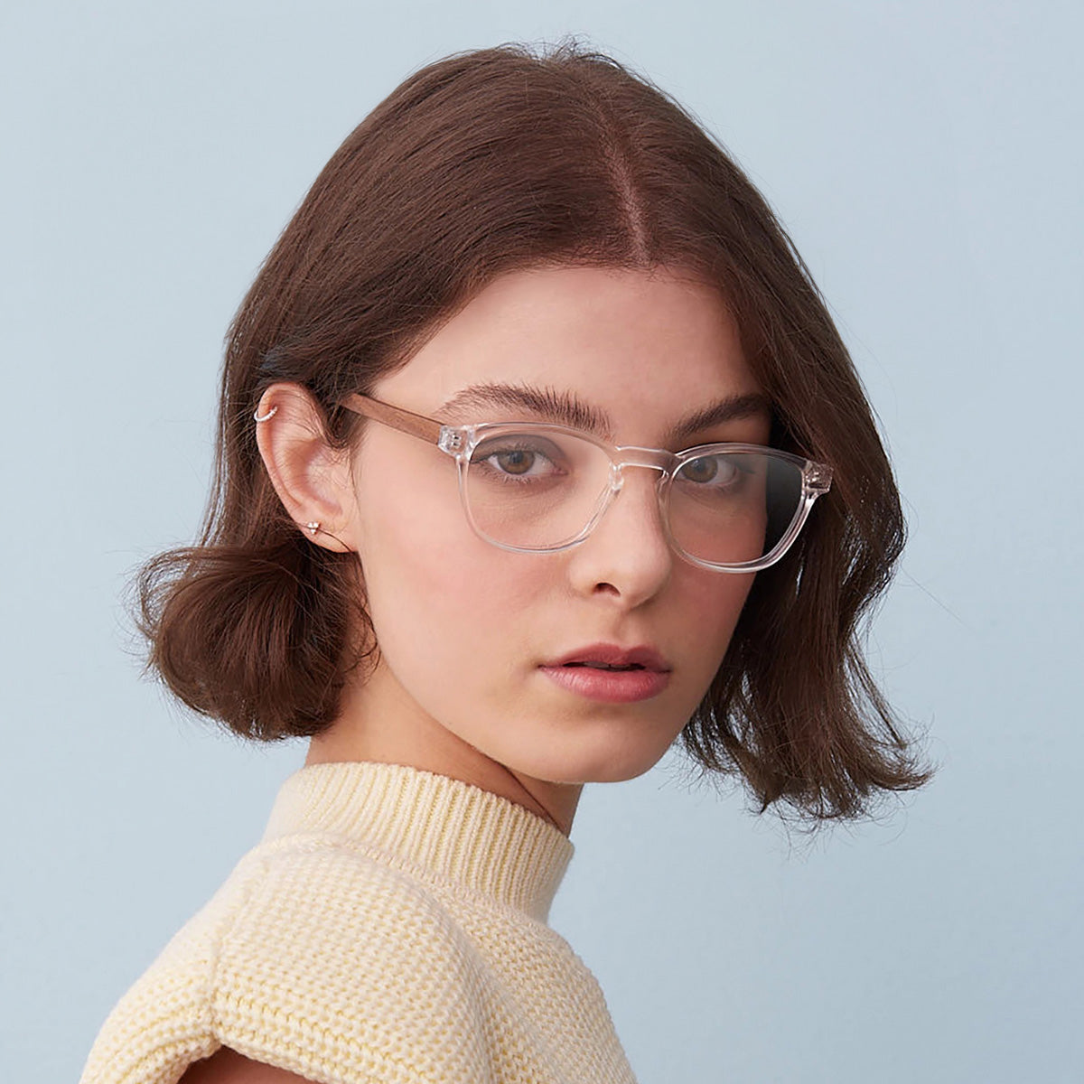 Modelo com rosto tamanho pequeno usa armação Olli Cristal Transparente