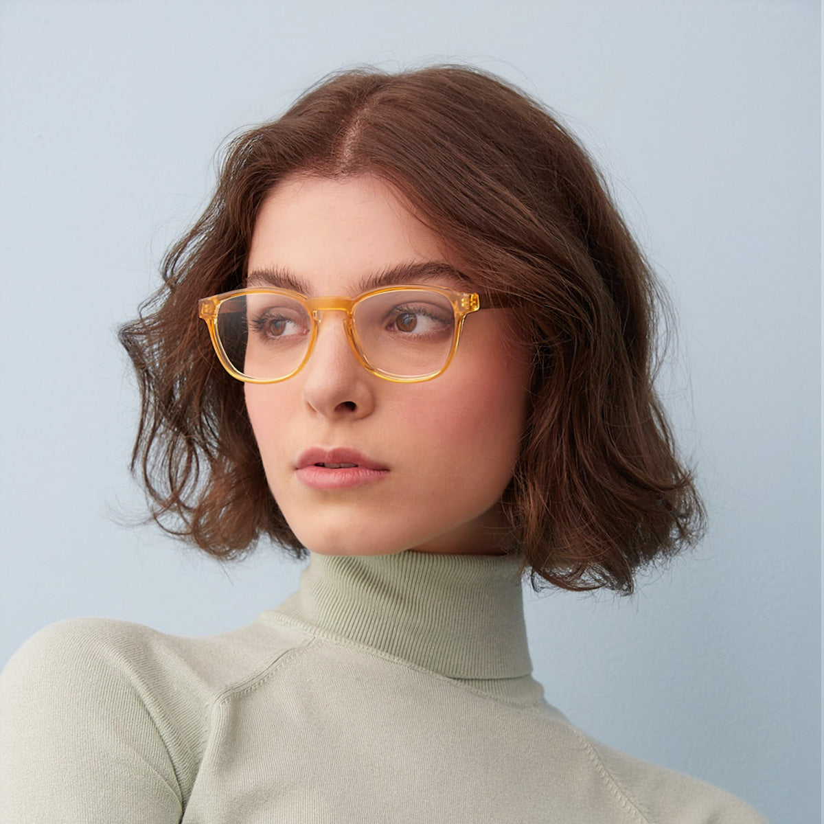 Modelo com rosto tamanho pequeno usa armação Olli Gold