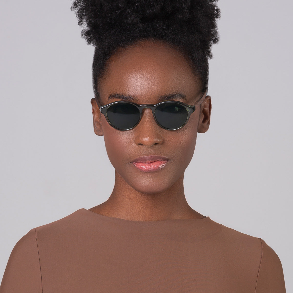 Óculos Nino Green em modelo com rosto pequeno.