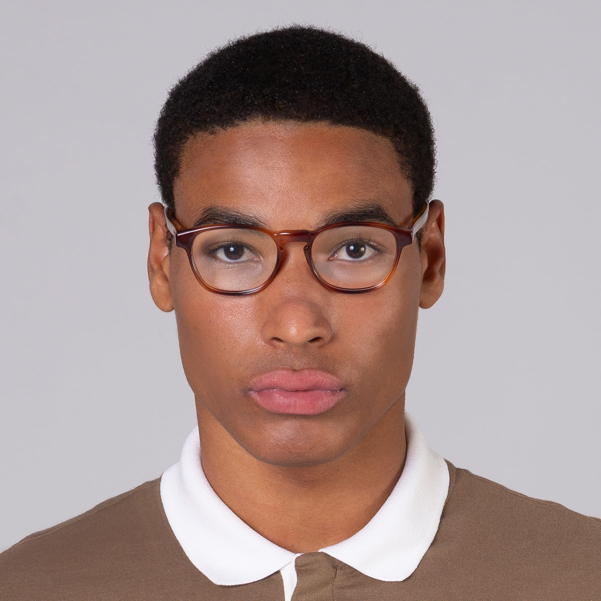 Modelo com rosto tamanho grande usa armação Olli Havana