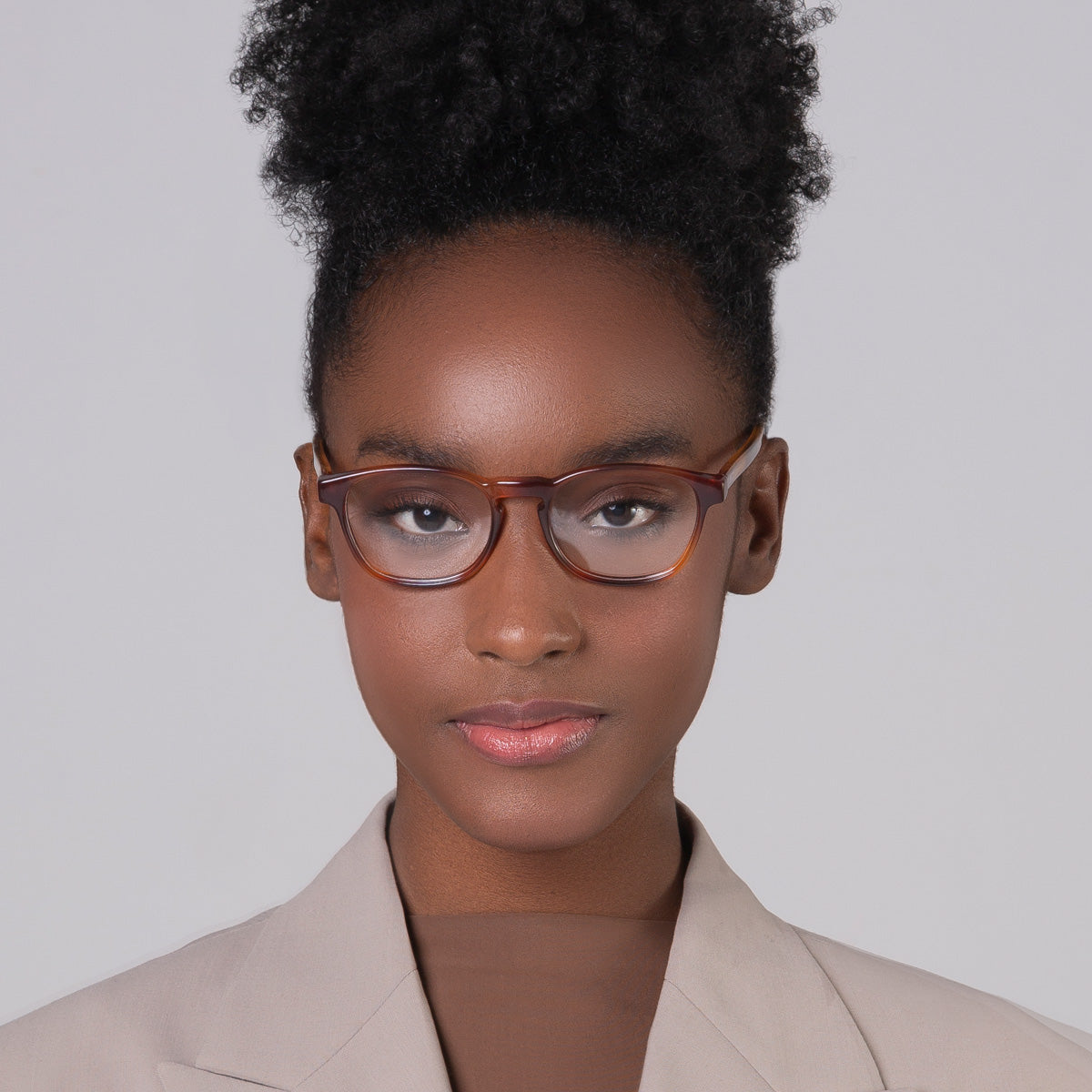 Modelo com rosto tamanho pequeno usa armação Olli Havana