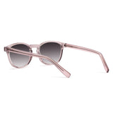 Olli Rose com lente de sol cinza degrade