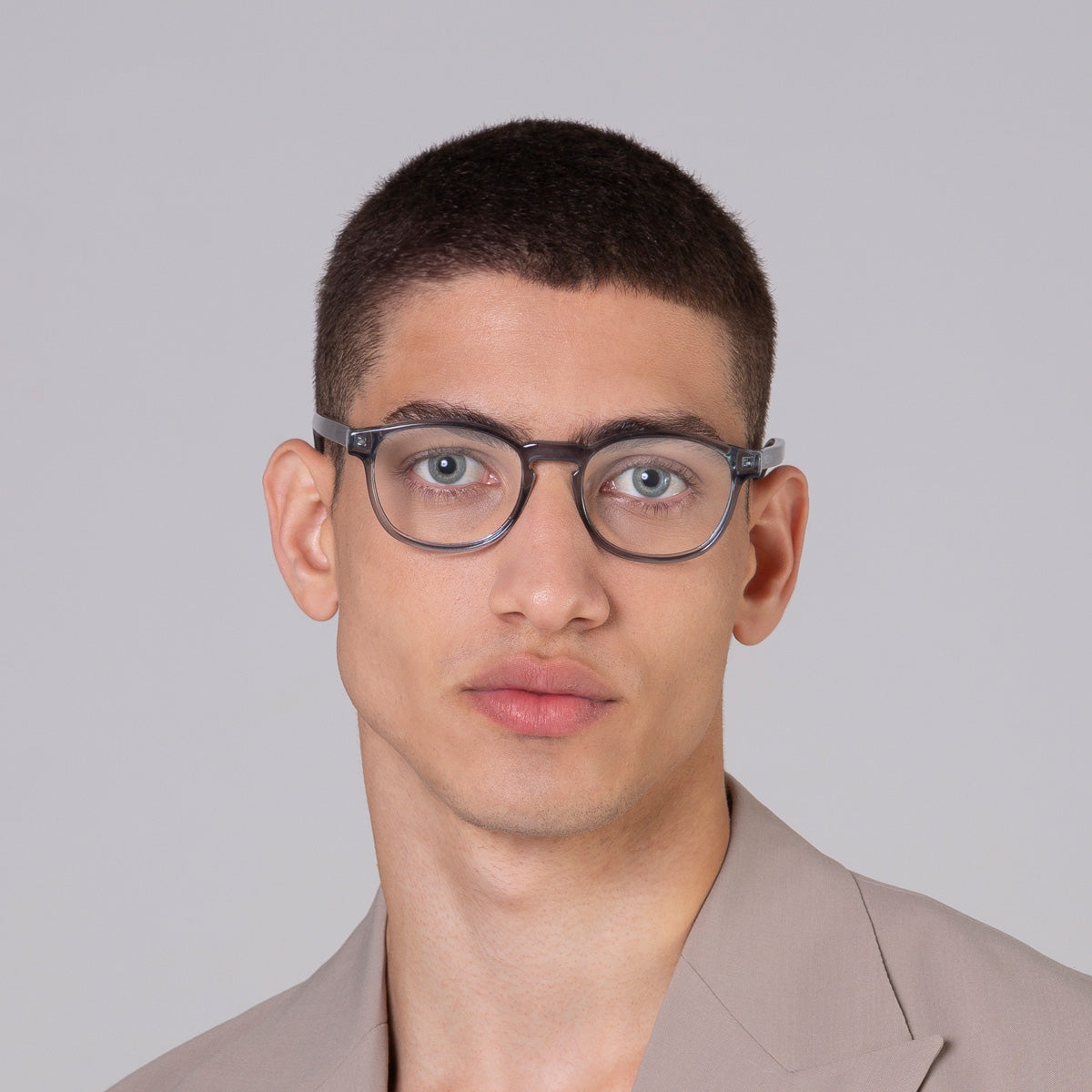 Modelo com rosto tamanho médio usa armação Olli Sky