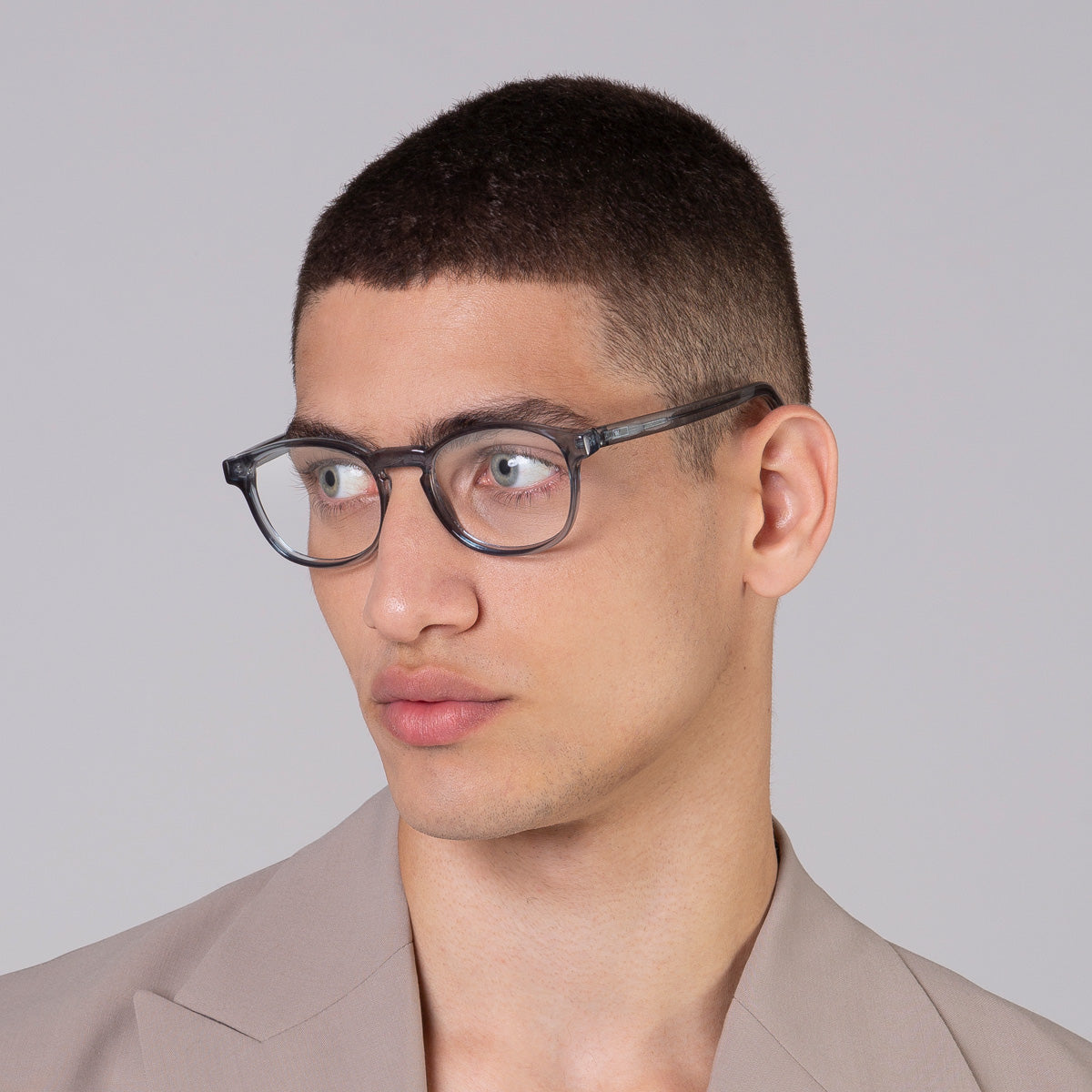 Modelo com rosto tamanho médio usa armação Olli Sky