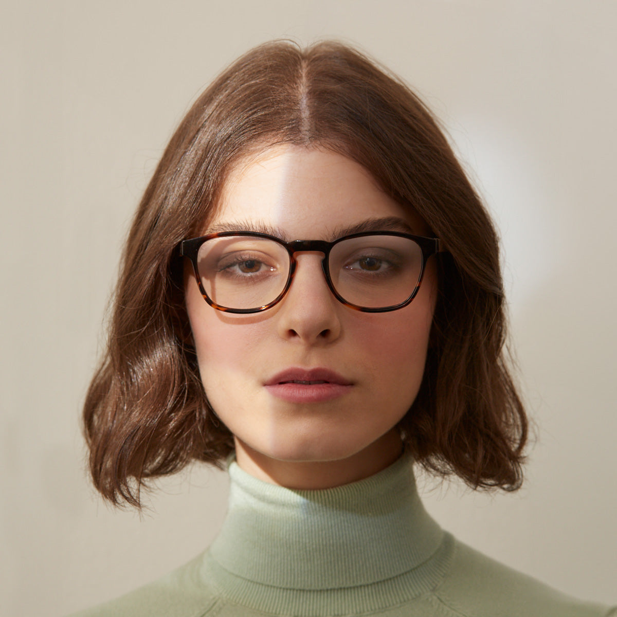 Modelo com rosto tamanho pequeno usa armação Olli Tortoise