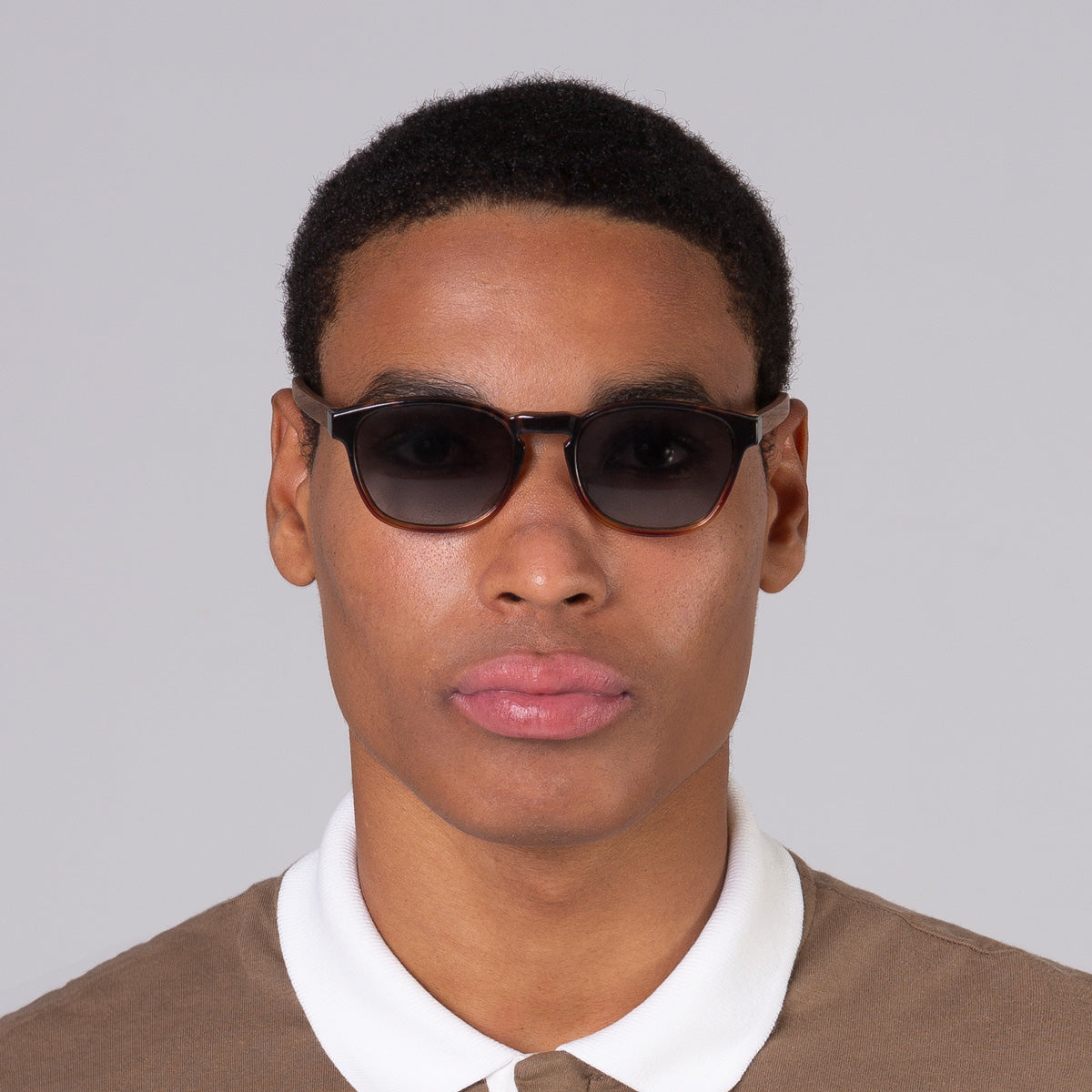 Modelo com rosto tamanho grande usa óculos Olli Tortoise