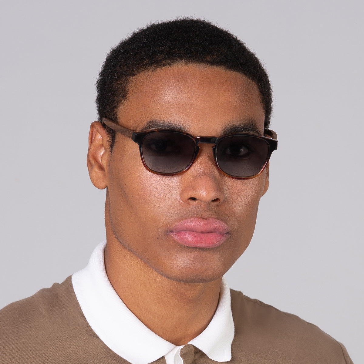 Modelo com rosto tamanho grande usa óculos Olli Tortoise