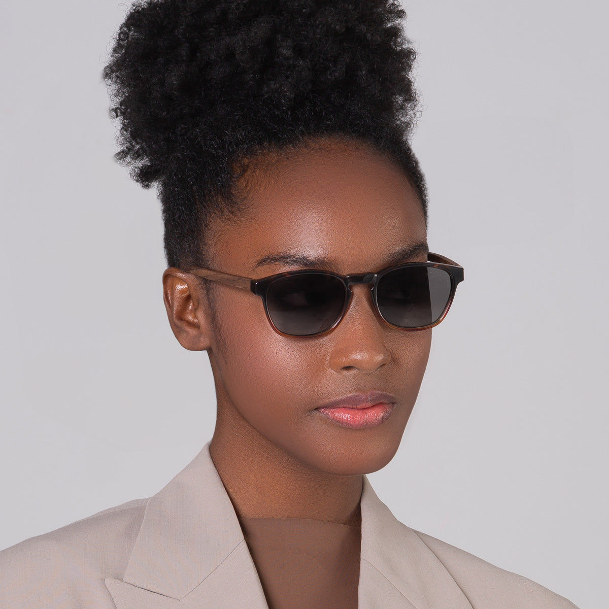 Modelo com rosto tamanho pequeno usa óculos Olli Tortoise