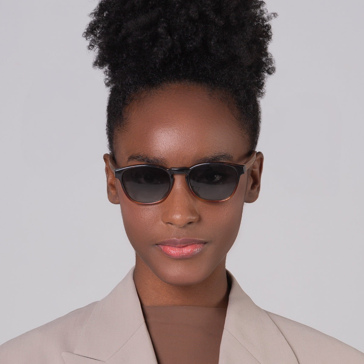 Modelo com rosto tamanho pequeno usa óculos Olli Tortoise