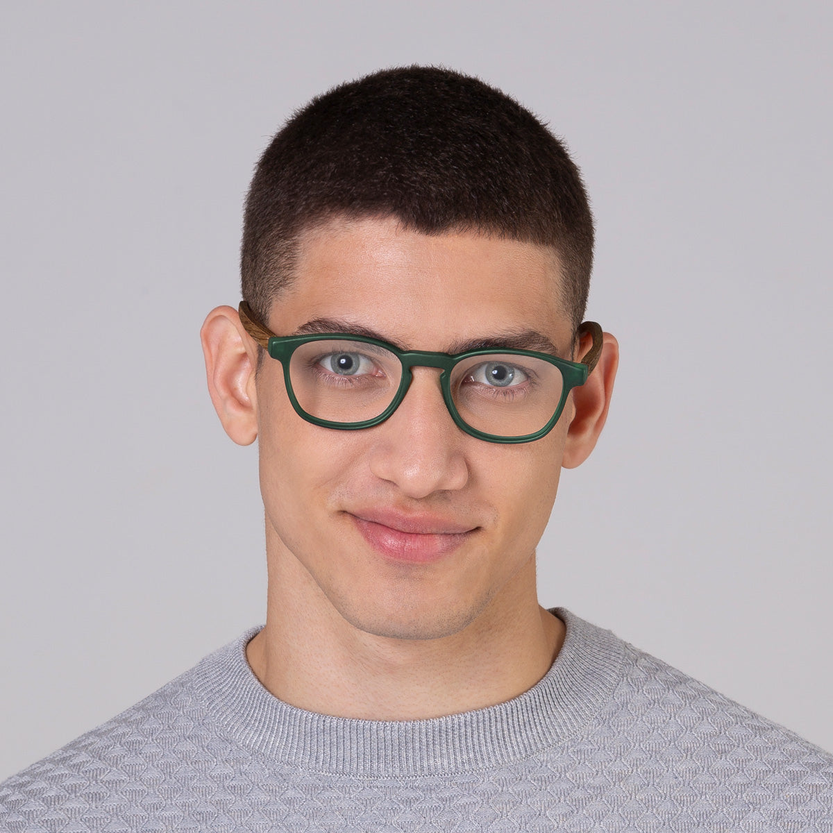 Modelo com rosto tamanho médio usa armação Olli Green fosco