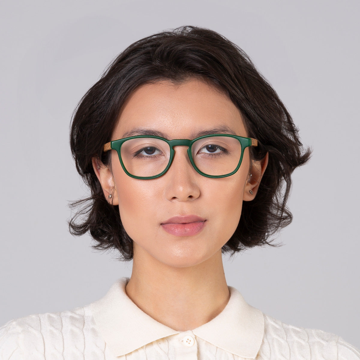 Modelo com rosto tamanho médio usa armação Olli Green Label
